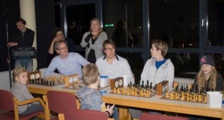 foto van deelnemers van de eerste proefles van opa en oma schaak